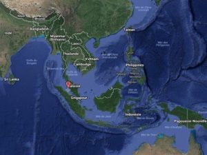 El primer sector abarcaría el acceso al Mar de China Septentrional desde el Océano Índico, con los puntos de paso obligado a través del Estrechos de Malaca y del Estrecho de la Sonda. Aquí tendría el papel clave Singapur, que controla el Estrecho de Malaca –principal vía de aprovisionamiento de China con petróleo proveniente de los países del Golfo. En Singapur, Estados Unidos utiliza la base naval de Sembawang y la base aérea de Paya Lebar.
