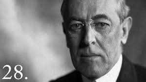 Woodrow Wilson (1856-1924), 28.º Presidente de los Estados Unidos: "algunos de los hombres más importantes en los Estados Unidos tienen miedo de algo. Saben que hay un poder en algún sitio, tan organizado, tan sutil, tan observador, tan entrelazado, tan completo, tan penetrante que es mejor no hablar por encima de su respiración cuando hablan en condenación de ello"…