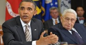 En el 2009, Barack H. Obama fue encargado por Henry Kissinger, operador clave de la Triada de la Criptocracia (Gobierno en la sombra o Gobierno invisible compuesto por los Cabilderos o Lobbista, los Grandes intereses económicos, financieros: Bancarios, Wall Street, etc. etc…) y los Medios Corporativos de crear un “Nuevo Orden Mundial”