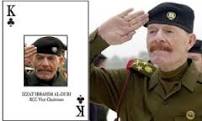 Samir Abd Muhammad al-Khlifawi (c/p Haji Bakr o “El Señor de las Sombras”) un Coronel de inteligencia y político militar de Saddam Hussein fue el arquitecto del Estado Islámico de Irak y Siria (ISIS). Documentos secretos, de “Alto Valor de Inteligencia” ocupados en Alepo, Siria, al alto mando de ISIS, sitúan a Samir Abd Muhammad al-Khlifawi (c/p Haji Bakr o “El Señor de las Sombras”) un general de inteligencia iraquí de origen sunní y político militar de Saddam Hussein —“el rey de bastos” (la letra K) en el mazo de barajas hecha por los militares estadounidense para identificar a los colaboradores más cercanos de Saddam Hussein como el arquitecto de una planificación meticulosa y técnicamente profesional similar a un proyecto de “Inteligencia de Estado” que diera origen al Modelo de Califato del Estado Islámico de Irak y Siria (ISIS) así como a la toma de control del norte de Siria como parte de un meticuloso plan supervisado por el propio Haji Bakr utilizando técnicas aprendidas en los Servicios Especiales de Saddam Hussein – incluyendo la vigilancia, inteligencia, reclutamiento, chantaje, asesinato y secuestro. Samir Abd Muhammad al-Khlifawi estuvo preso desde el 2006 al 2008 en centros de detención de Estados Unidos, incluida la prisión de Abu Ghraib—donde eran encarcelados hombres que tal vez fueran extremistas cuando entraron en prisión, pero de seguro sí lo eran cuando salieron de ellas— Foto: Cortesía de AP