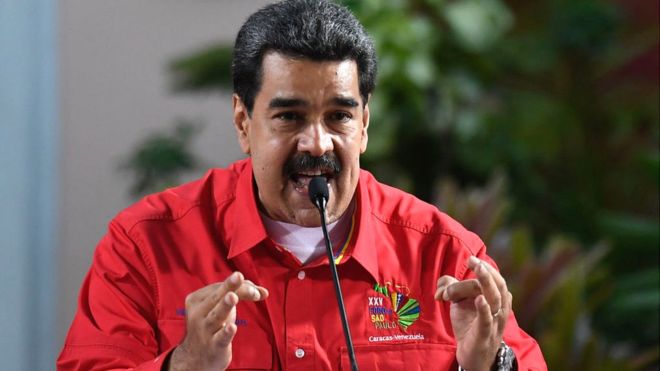 Codigoabierto360.com. Existe reglas básicas, e históricas, en realpolitik que señalan  el que cuando un grupo de poder a través de cualesquiera de los  medios existentes se  hace de este se cumple: Primero EL PODER NO SE ENTREGA. Segundo, en la historia de la humanidad NINGÚN PUEBLO SE HA REBELADO POR HAMBRE. Tercero:  el uso de los alimentos y el hambre forman parte de su arsenal político. Si bien el gobierno de Maduro cuenta con pocos aliados internacionales la experiencia muestra que los Embargos favorecen, regularmente, a estos grupos una vez INSTALADOS EN EL PODER.  Derechos de autor de la imagen GETTY IMAGES  
