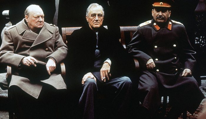 Las aguas relativamente suaves de cooperación entre FDR, Churchill y Stalin en Yalta ocultaban corrientes cruzadas bajo la superficie brillante que algunos historiadores les gusta enfatizar. Estas marejadas surgieron rápidamente en las últimas semanas de la guerra.  