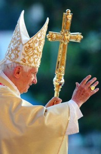 Para los de la isla han quedado atrás los años de la Guerra Fría, años en los que la Iglesia católica cubana se enfrentó directamente contra el gobierno revolucionario y que terminara con la expulsión de numerosos sacerdotes calificados de contrarrevolucionarios por su lenguaje y acción, largas condenas de prisión y fusilamiento de jóvenes integrantes de las diferentes agrupaciones católicas que fueron más allá de las manifestaciones y protestas y tomaron parte en la lucha violenta contra el sistema, los que imbuidos en una profunda fe católica gritaban antes de morir ¡Viva Cristo Rey”... Foto: JUAN BARRETO (AFP) Para los de la isla han quedado atrás los años de la Guerra Fría, años en los que la Iglesia católica cubana se enfrentó directamente contra el gobierno revolucionario y que terminara con la expulsión de numerosos sacerdotes calificados de contrarrevolucionarios por su lenguaje y acción, largas condenas de prisión y fusilamiento de jóvenes integrantes de las diferentes agrupaciones católicas que fueron más allá de las manifestaciones y protestas y tomaron parte en la lucha violenta contra el sistema, los que imbuidos en una profunda fe católica gritaban antes de morir ¡Viva Cristo Rey”.