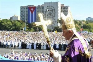 La visita del papa Benedicto XVI impacta sobre múltiples sectores nacionales, incluyendo su emigración. Su mensaje se dirige a la nación, es decir, a los cubanos de la Isla y de la Diáspora. Sin embargo, esta propuesta puede encontrar resistencia en determinados grupos de todos los sectores, pues algunos de estos fundamentan su quehacer nacional desde una perspectiva que reproduce lógicas de rechazo y hasta de aniquilamiento de quienes piensan diferente. Foto: Misa de su Santidad en La Plaza de la Revolución. Foto: OSSERVATORE ROMANO / AP FOTO