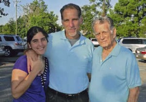 Nota de QPM.ORG. A Rene González le conocimos personalmente, junto a Matías Farias (Coronel retirado de la USAF y piloto de la Brigada de Asalto 2506 que bombardeo Bahía de Cochinos en apoyo del desembarco de dicha Brigada) cuando nos reuníamos todos los días durante varios para cenar en el restaurant sito en la calle 8 y avenida 82 de este Condado. Nota de QPM.ORG. A Rene González le conocimos personalmente, junto a Matías Farias (Coronel retirado de la USAF y piloto de la Brigada de Asalto 2506 que bombardeo Bahía de Cochinos en apoyo del desembarco de dicha Brigada) cuando nos reuníamos todos los días durante varios para cenar en el restaurant sito en la calle 8 y avenida 82 de este Condado.