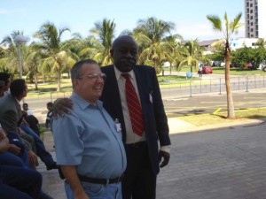 El autor Dr. José R. Alfonso junto a Víctor Dreke Cruz, Coronel (r) FAR 