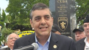 QMP.ORG. Los limites, políticos, en David Rivera desde hace ya muchos años no se definen, se trata de un Congresista delincuente o de un delincuente convertido en Congresista. Íntimamente relacionado con el Congresista Mario Díaz-Balart, su tutor y quien lo introdujo en la política, y estrechamente relacionado, en Tallahassee, y ahora en Washington, con su íntimo amigo, el actual Senador Marcos Rubio, con él cual incluso compartían la misma casa durante los periodos de sesiones de la Legislatura Estatal. Rivera es conocido en Miami entre los círculos políticos, de influencia y poder, y aún lo es, como el canal más adecuado, que sín temer consecuencias, bien engrasado, podía presentar y pasar cualquier Ley que beneficiara a cabilderos o a determinados intereses. Sin embargo a pesar de ello resulta electo una y otra vez por cubanoamericanos de la tercera edad, quienes sin tener en cuenta su formación dentro de una cultura y programación machista y antí homofóbica, anteponen su profundo odio y sed de venganza ante quien los derroto, encarcelo, fusilo y deporto para ser enterrados en suelo extraño y Rivera tiene la habilidad de prometerles no una mejor calidad de vida sino que mantendrá una línea vertical de lucha contra Castro. Con esto es suficiente