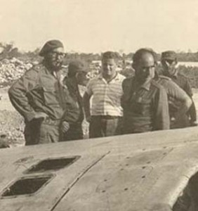 Uno de los principales escoltas de Fidel desde México, aparte de Candido González y Ramiro Valdés, lo fue Universo Sánchez (1), el que según amigos comunes como encargado de su Seguridad Persona siempre estaba “a sus espaldas desde México, la travesía del Granma, durante el desembarco, la retirada en Alegría del Pío e incluso siempre dormía muy próximo a él en la Sierra Maestra” Foto: Fidel Castro con su escolta personal vestidos de verde olivo: Chicho (el más bajito) a su izquierda, Alfredo Gamonal delante (sin gorra), Juan Abrantes Fernández detrás de Gamonal (se le ve medio cuerpo) observando un avion B 26 derribado en Bahía de Cochinos.. Uno de los principales escoltas de Fidel desde México, aparte de Candido González y Ramiro Valdés, lo fue Universo Sánchez (1), el que según amigos comunes como encargado de su Seguridad Persona siempre estaba “a sus espaldas desde México, la travesía del Granma, durante el desembarco, la retirada en Alegría del Pío e incluso siempre dormía muy próximo a él en la Sierra Maestra” Foto: Fidel Castro con su escolta personal vestidos de verde olivo: Chicho (el más bajito) a su izquierda, Alfredo Gamonal delante (sin gorra), Juan Abrantes Fernández detrás de Gamonal (se le ve medio cuerpo) observando un avion B 26 derribado en Bahía de Cochinos..