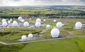 Echelon es considerada la mayor red de espionaje y análisis para interceptar comunicaciones electrónicas de la historia. Controlada por la comunidad UKUSA (Estados Unidos, Reino Unido, Canadá, Australia, y Nueva Zelanda), ECHELON puede capturar comunicaciones por radio y satélite, llamadas de teléfono, faxes y e-mails en casi todo el mundo e incluye análisis automático y clasificación de las interceptaciones. Se estima que ECHELON intercepta más de tres mil millones de comunicaciones cada día.