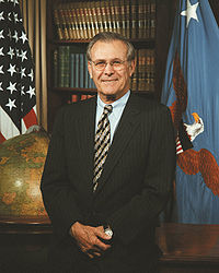 QPM.ORG: Donald Rumsfeld durante su periodo como jefe del Pentágono llevó a cabo la mayor reestructuración del Departamento de Defensa en toda su historia desde que fue creado en los años 40 dirigiendo la reorganización de la estructura militar global de los EE.UU. lo que fue conocido como Unified Command Plan, bajo la que se estableció el nuevo U.S. Northern Command y el U.S. Strategic Command, en sustitución de los viejos Strategic y Space Commands. Su Unified Command Plan consistía en la modernización de las Fuerzas Armadas, lo que incluía el cierre de numerosas bases y el abandono de programas de armamento que juzgaba obsoletos, tropezó pronto con la oposición de los generales e incluso sus correligionarios republicanos en el Congreso. No obstante, persistió en su objetivo último de elaborar una estrategia militar para el siglo XXI hasta convertir al ejército en una especie de policía global y galáctica, frente a los que seguían abogando por una overwhelming force (fuerza aplastante) sobre el terreno. En su opinión el centro de los intereses geopolítico de los EEUU ya no estaba en Europa, sino en Asia. Sin duda fue un visionario.