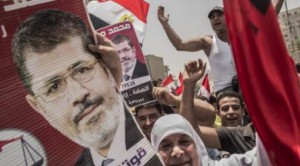 Los Hermanos Musulmanes candidato Muhammad Mursi no esperaron a que las papeletas de la votación de dos días a contar antes de proclamarse Lunes, 18 de junio, el presidente de Egipto, y afirmando un 52,5 por ciento de los votos contra 47,5 por ciento de su rival, el último de Mubarak el primer ministro Ahmed Shafiq. Foto: Getty