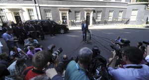 Mitt Romney habla con los medios de comunicación en Downing Street después de su reunión con el primer ministro británico, David Cameron, en Londres, 26 de julio de 2012 (Foto: Reuters). 26 de julio de 2012 (Foto Reuters).