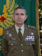 Villegas trabajó para la inteligencia del ejército en el años 1970 - años 1980, colaborando estrechamente con la Agencia de Inteligencia de Defensa de EE.UU., y luego pulió su capacidad militar en el centro de la sede de entrenamiento militar y el Colegio de Defensa de la OTAN