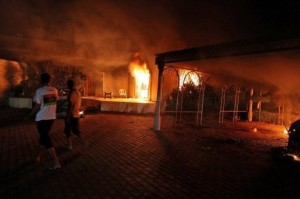 Cuatro diplomáticos estadounidenses murieron cuando hombres armados atacaron el consulado de EE.UU. en Benghazi, Libia .