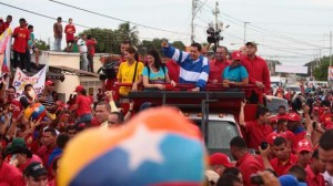 QPM.ORG. En contra los augurios y vaticinios de Carlos Alberto Montaner, politólogo y escritor anticastrista de origen cubano, de que Chávez prepara un un megafraude en el proceso electrónico de recuento de votos, el propio Enrique Capriles, candidato opositor a Chávez ha descalificado esas palabras al expresar su seguridad de que no se cometara ningún fraude electoral en las próximas elecciones presidenciales (entrevista de Andrés Oppenheimer a Capriles articulo titulado: ¿Fraude electoral en Venezuela? Por otro lado un reciente estudio preelectoral hecho por el Wilson Center y el Instituto IDEA de Suecia— expresan que el mecanismo de recuento manual para controlar el conteo electrónico haría muy difícil un fraude electrónico mayúsculo. Gústenos o no, en opinión de nuestro editor, especialista en Campañas para la Gerencia Política, y así lo viene expresando desde el inicio de la Campaña Presidencial en la Republica Bolivariana de Venezuela “Hugo Chávez Frías resultara ganador nuevamente, sin necesidad de contaminar su triunfo”.