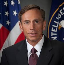 Las historias titulares afirman que director de la CIA, general David Petraeus dimitió como jefe de la CIA a causa de una relación adúltera con su biógrafo joven y que el general John Allen, comandante supremo de las tropas estadounidenses en Afganistán, estaba bajo investigación
