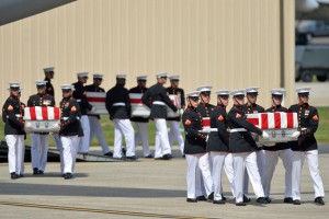 El esfuerzo de los EE.UU. en Benghazi estaba en su corazón como una operación de la CIA, según funcionarios informados sobre la inteligencia. De los más de 30 funcionarios estadounidenses evacuados de Bengasi tras el asalto mortal, sólo siete trabajaban para el Departamento de Estado. Casi todo el resto del personal trabajaba para la CIA, bajo cobertura diplomática, que era el objetivo principal del consulado. Foto: Marines en Andrews Air Force Base el 14 de septiembre llevar los ataúdes de los cuatro estadounidenses asesinados. AFP / Getty Images