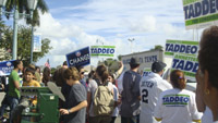 Alina Alfonso, Especialista en Campañas Políticas Mediáticas y Analista Política y presentadora de Noticias de TeleMiami dirigiendo una de una de sus “esquinas políticas” a favor de la candidatura de Barack Obama a la presidencia durante su Campaña por el CAMBIO/ 20008. Foto Cortesía de QPM.ORG