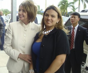 Nancy Pelosi, Demócrata por California y líder del Congreso junto a Alina Alfonso, Especialista en Campañas Políticas Mediáticas, quien durante la Campaña Presidencial del presidente Barack Obama en el 2008 en el Sur de la Florida efectuó a través de sus Bancos Políticos de Persuasión y Disuasión Telefónicos (BPPDT) más de 50K llamadas telefónicas a votantes hispanos registrado en el Sur de la Florida, participando además en numerosos programas radiales y televisivos en favor del CAMBIO. Durante la campaña del 2012 repitió, con similar éxito, el apoyo a la campaña de reelección de Obama por medio de los BPPDT. Foto QPM.ORG