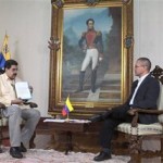 El vicepresidente de Venezuela Nicolas Maduro, izquierda, es entrevistado por el ministro de Comunicaciones Ernesto Villegas para la televisión estatal en una foto divulgada por la Oficina de Prensa del Palacio de Miraflores en Caracas, la capital de Venezuela, el viernes 4 de enero del 2013. Maduro confirmó el viernes que en tres ocasiones un emisario del presidente Hugo Chávez conversó con funcionarios estadounidenses en procura de mejorar la relación. OFICINA DE PRENSA DEL PALACIO DE MIRAFLORES / FOTO AP Read more here: http://www.elnuevoherald.com/2013/01/04/1377544/venezuela-maduro-confirma-contactos.html#storylink=cpy