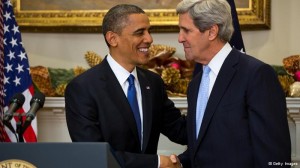 El presidente Barack Obama saluda al senador John Kerry en la Casa Blanca. Kerry es un destacado veterano de la Guerra de Vietnam.