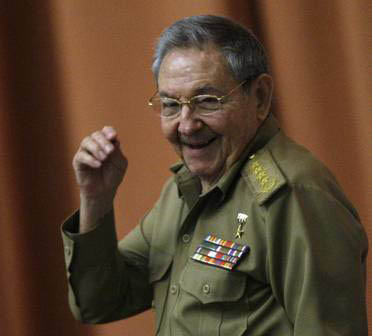 El presidente Raúl Castro dijo hoy al Parlamento que la reforma económica marcha con paso seguro y empieza a incursionar en cuestiones de mayor alcance, complejidad y profundidad. Sin embargo, advirtió que para garantizar el éxito es imprescindible romper la colosal barrera sicológica que resulta de una mentalidad arraigada en hábitos y conceptos del pasado.