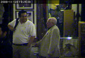 Alan Gross Wachtenheim, izquierda, y Collera en video de vigilancia.