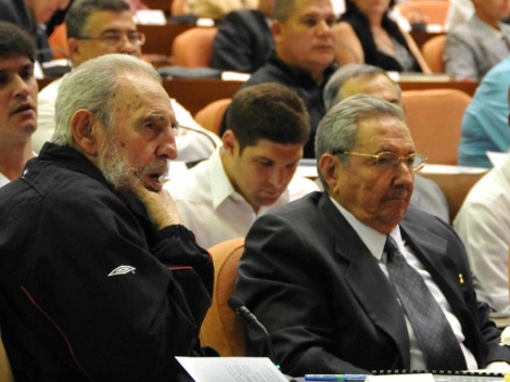 Fidel y Raul en la Asamblea