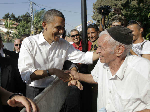 EE.UU. El candidato presidencial demócrata Barack Obama estrecha la mano de un hombre anciano israelí durante su visita a Sderot el 23 de julio de 2008 (Hong / Cortesía Reuters).