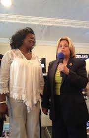 A Berta la pasearon por los mismos sitios, le otorgaron condecoraciones muy parecidas y llegó a tratarse públicamente con la congresista Ileana Ros-Lehtinen como si fueran vecinas.