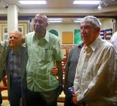 Para tratar de retener un poco de la base social que pensaron encontrar en Miami y que le ha dado la espalda, Fariñas fue más receptivo con el llamado exilio histórico, llegándose a vincular con Hubert Matos y Luis Posada Carriles, como demuestra una foto que ha recorrido internet.
