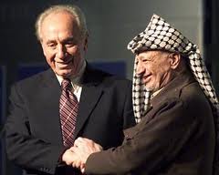 Después de años de negación de portavoces israelíes, el presidente israelí, Shimon Peres, ha admitido la verdad. En una entrevista concedida al New York Times hace unos meses, que fue publicado la semana pasada, Peres dijo que Arafat no debería haber sido asesinado, y afirmó que se había opuesto a la política de asesinarlo. Peres declaró que había "protegido Arafat de varios complots contra su vida."