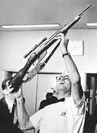 Si hacemos un cálculo medianamente aproximado, Oswald podía hacer el primer disparo, cuando el carro que conducía al presidente estuviera dentro de los órganos de puntería del fusil, pero después de eso tendría que manipularlo y nuevamente buscar el blanco para realizar el segundo disparo, momento en que ya el carro presidencial estaría fuera de su alcance.