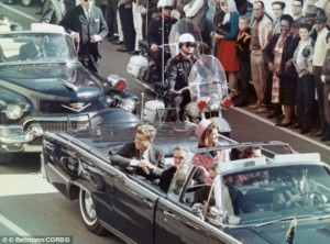 El 22 de noviembre se cumplirá un aniversario más de la fecha en que fue asesinado el presidente de Estados Unidos, John F. Kennedy. La “acción ejecutiva”, como denominan los servicios especiales estadounidenses a los asesinatos que cometen, se llevó a cabo en 1963, hace precisamente 50 años, en Dallas, Texas.
