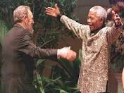 El presidente Obama interrumpe la programación de las cadenas nacionales de televisión para anunciar el fallecimiento de quien él llama con toda familiaridad “Madiba”. Por su parte ninguno de los medios parece ruborizarse al insertar en sus secuencias de archivo el abrazo que le propinara Bill Clinton, aunque si tienen la prudencia de eludir el episodio de cuando Mandela se perdió de Sudáfrica para no tener que pasar por el protocolo de saludar a George W. Bush.