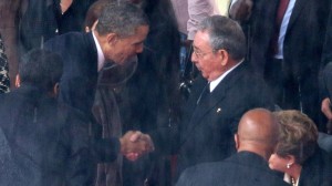 Obama y Raúl Castro se dan la mano en el memorial de Nelson Mandela El presidente de Estados Unidos, Barack Obama, estrechó la mano al presidente de Cuba, Raúl Castro, en lo que se ha convertido en una imagen histórica producida en el memorial a Nelson Mandela, celebrado este martes en Johannesburgo. Castro sonrió mientras Obama le daba la mano mientras se dirigía al estrado del estadio Soccer City, en un gesto sin precedentes entre los líderes de las dos naciones que llevan en desacuerdo más de medio siglo. Esta es la primera ocasión en la que ambos mandatarios se saludan públicamente, tal y como captaron las cámaras.