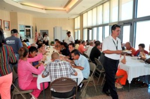 Según una costumbre establecida hace ya años, los estadounidenses, cubanos y personal de otros países de la Sección de Intereses (USINT, por sus siglas en ingles) disfrutaron de un almuerzo en honor del Día de Acción de Gracias.  