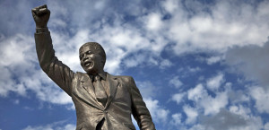 Nelson Mandela fue el padre de la actual Sudáfrica democrática que sustituyó al estado de apartheid odioso. Una estatua de Nelson Mandela se encuentra fuera de las puertas del Centro Correccional Drakenstein (antigua prisión de Victor Verster), cerca de Paarl, en la provincia del Cabo Occidental. (Foto: Finbarr O'Reilly / Cortesía Reuters)