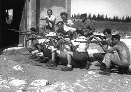 Las bases se establecieron en los kibutzim que podían absorber grupos de 30 ó 40 jóvenes, a quienes permitían trabajar 14 días del mes y entrenarse el resto del tiempo en lucha cuerpo a cuerpo, métodos de sabotaje, tiro al blanco y, sobre todo, en mejorar su condición física.