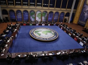 en la década de los 90 se hubiera podido hablar de un mundo unipolar, ya que el único contrapeso a la dominación estadounidense -la Unión Soviética- dejó de existir y EE.UU. era suficientemente fuerte para imponer sus condiciones a otros países. En septiembre de 1990, George W. Bush anunció que en el mundo se establecía un "nuevo orden mundial" que se basaba en cuatro pilares: los tribunales internacionales, los derechos humanos universales, la justicia penal internacional y el comercio e inversión libres.