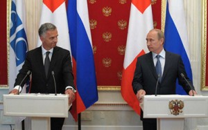 Como todos temían, el silencio de Putin se rompió y volvió a descolocar a sus adversarios. Después de la reunión del presidente ruso con el jefe de la OSCE Didier Burkhalter en Moscú, cesaron todas las acciones militares en el sureste de Ucrania. "Hace poco hablé con el Canciller Federal de Alemania, y la señora Merkel ofreció ser el anfitrión en la forma de una mesa redonda Apoyamos y creemos que esta es una buena oferta, y haré todo lo posible para contribuir a un desarrollo de la situación.", dijo Putin.