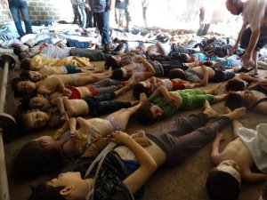 Matanza con gas sarín en Siria. Familiares y activistas analizan los cuerpos de decenas de niños fallecidos ayer en el ataque en la localidad de Ghuta.