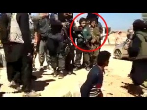 En los últimos días el Estado Islámico de Irak y Levante (EIIL) ha empezado a difundir videos de sus brutales acciones como parte de la guerra informativa. En particular, en la Red apareció un video en el que se puede ver a un joven hincado de rodillas rodeado por un grupo de personas armadas, entre las que se pueden distinguir a al menos dos niños de alrededor de 8 años de edad, uno de los cuales va provisto de un rifle. En un momento dado un hombre grita algo, a lo que sigue la ejecución del joven arrodillado.