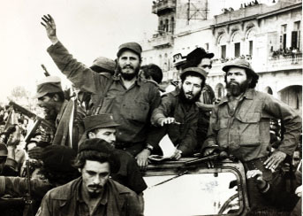 8 de enero de 1959: Fidel Castro saluda a los habaneros en su entrada a la ciudad. Apenas tenía 32 años.