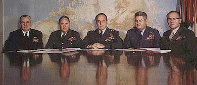 Los jefes de estado-mayor responsables del proyecto Northwoods. De izquierda a derecha : el almirante George W. Anderson Jr. (jefe des operaciones navales), ...