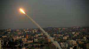 Hamas disparó tres cohetes contra la región de Hof Ashkelon. Esto fue seguido por ataques israelíes contra los palestinos en la región de Jerusalén. El 8 de julio, los israelíes anunciaron la Operación de Protección Perimetral y comenzaron a llamar a los reservistas. 