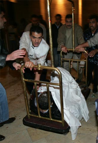 ataque de noviembre/2005 en tres hoteles en Ammán, Jordania. Los atentados fueron el primer ataque con víctimas en masa con éxito que el grupo había llevado a cabo en Jordania después de varios intentos frustrados y fallidosEscena del hotel Hyatt tras la explosión. / REUTERS