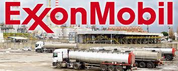 Todo esto conlleva que el gigante petrolero Exxon desee el levantamiento inmediato de todas las sanciones occidentales contra Moscú: “Hay mucho en juego para Exxon, cuyos 408 mil millones de dólares de valoración de mercado lo convierten en el mayor productor mundial de energía. Para Exxon, Rusia representa el segundo territorio de exploración de todo el mundo. La compañía con sede en Irving, Texas, posee los derechos de perforación de 46000 km2 en Rusia, sólo eclipsado por los 61000 kilómetros cuadrados en Estados Unidos”