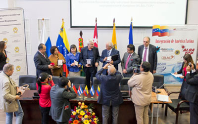 Eveny Pashentsev, al centro, es profesor titular en la Universidad Lomonosov de Moscù y Universidad de Formación de Profesores de Moscù, director del Centro Internacional de Estudios Sociales y Políticos y de Consultoría. Autor / co-autor de 28 libros sobre la gestión de la comunicación, la comunicación estratégica, relaciones públicas, guerras mediáticas y operaciones psicológicas en América Latina, Oriente Medio, el papel de las fuerzas armadas en la política, el sistema multipartidista en Rusia.