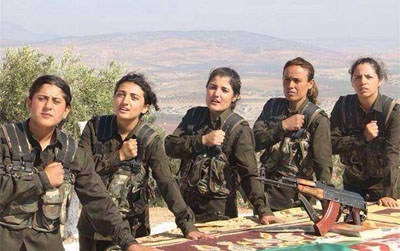 Las valerosas mujeres de Kobane –donde los kurdos sirios combaten desesperadamente contra el EI (ISIS)– están a punto de ser traicionadas por la “comunidad internacional”. Estas guerreras también combaten, además de contra los terroristas del Califa Ibrahim, contra los planes traicioneros de EE.UU., Turquía y la administración del Kurdistán iraquí.